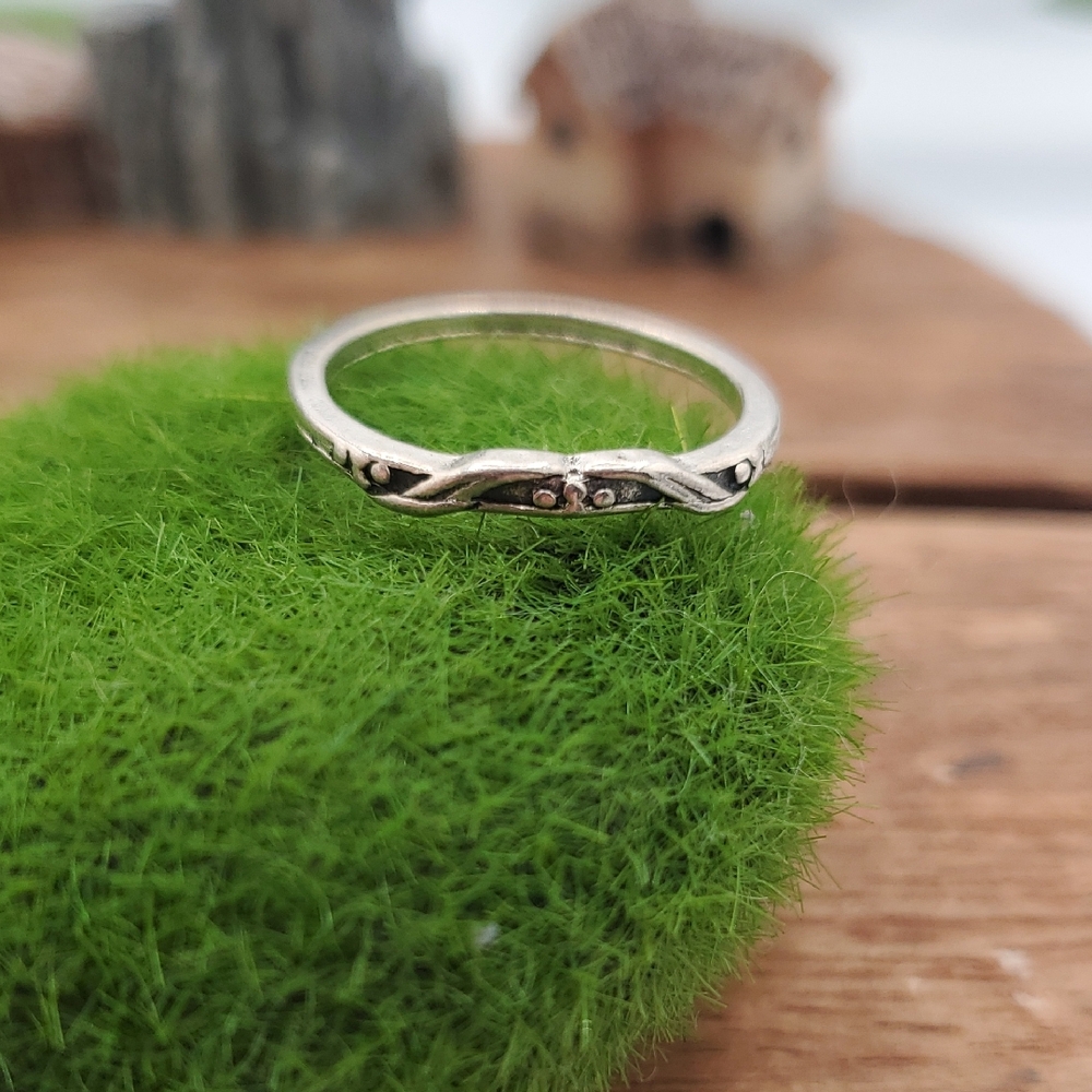 Elegant Silver Women's Ring Size 5.5 R811